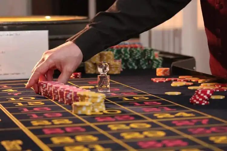 Antarmuka meja Texas Poker dengan dealer langsung